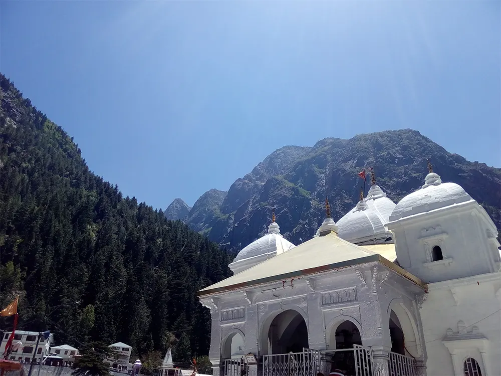 Helpful Gangotri Temple travel tips covering weather, stay options, history, and road conditions.