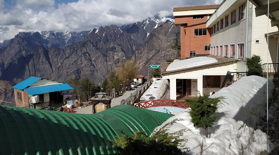 the-palace-in-snow-empire